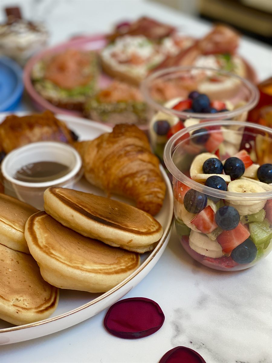 Pancakes, croissant et salade de fruits