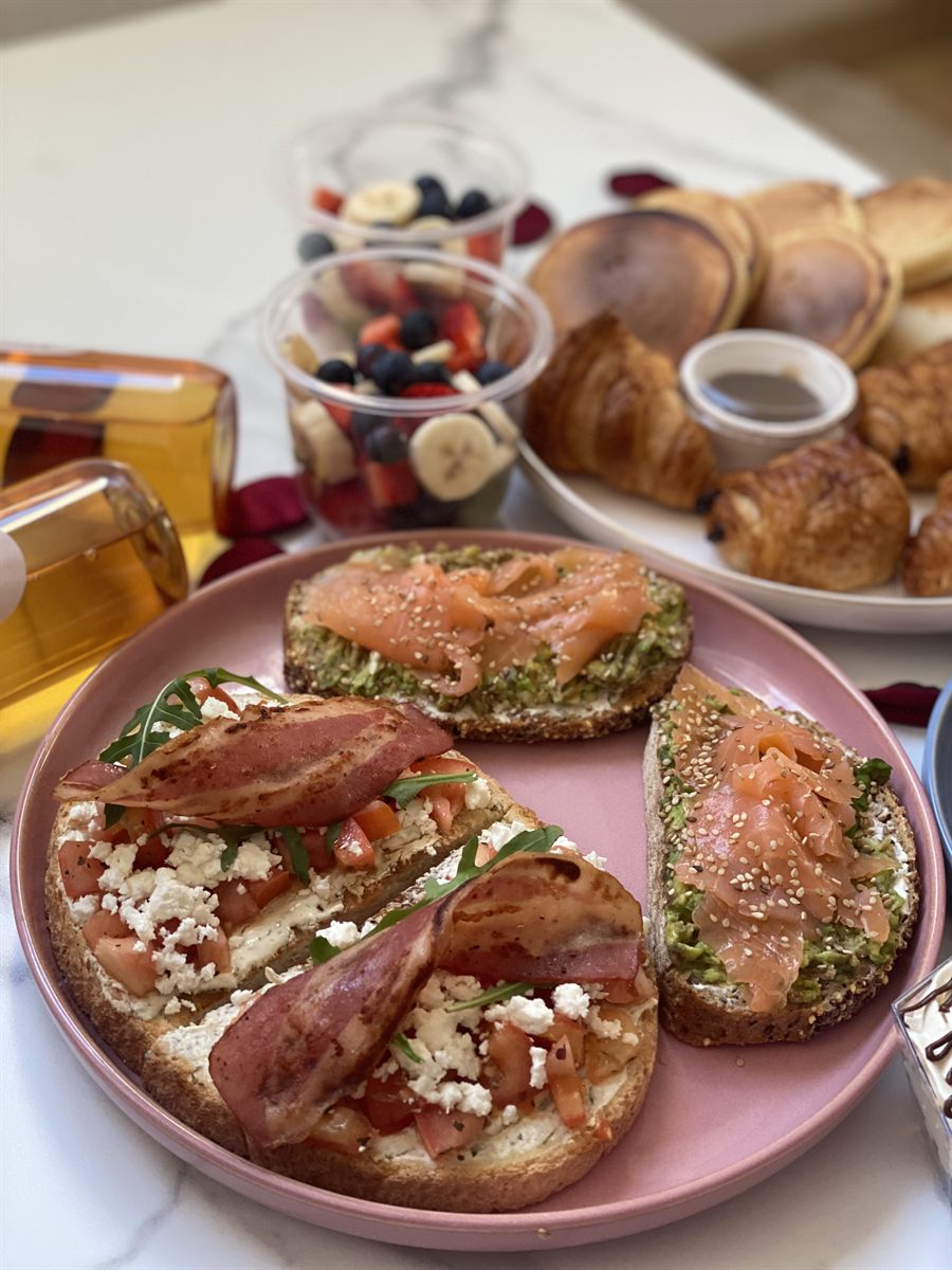 Toasts saumon avocat et tomate feta